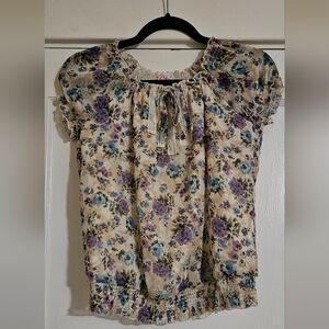 Girls Candies Top. Elastic at neck, Sleeve and waist. Shear bubble sleeves.SizeL